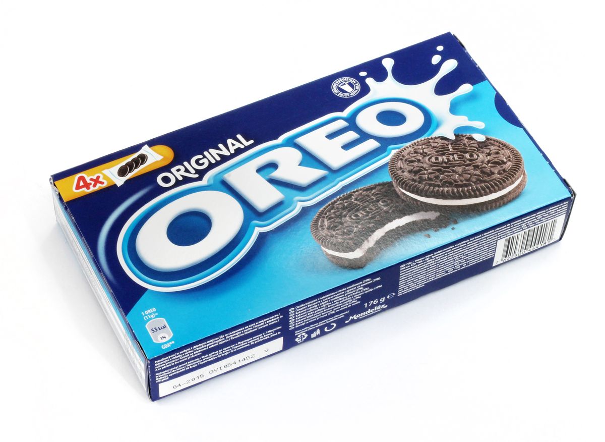 Печенье Oreo, 176 г00-00000613 Печенье Oreo, 176 г00-00000613Печенье Орео (Oreo) – самое шоколадное и желанное лакомство! Два шоколадных коржика соединенные сливочным кремом просто таят во рту. Орео имеет богатую и длительную историю создания и разработки. Впервые оно было выпущено в 1912 году в США, и в течении 40 лет несколько раз сменило дизайн и название. Современный дизайн был разработан только в 1952 году.