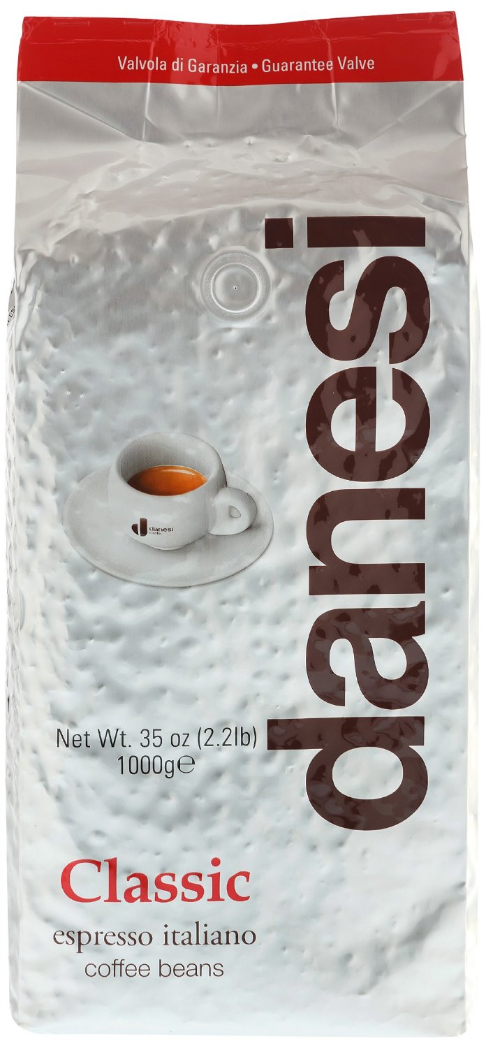 Danesi Classic кофе в зернах, 1 кгCDNSB0-P00025 Danesi Classic кофе в зернах, 1 кгCDNSB0-P00025Смесь из зерен арабики (90%) с небольшой (10%) примесью высококачественной африканской робусты для придания кофе дополнительной крепости и интенсивности вкуса. Эта смесь особенно подходит для приготовления крепкого кофе и насыщенного капучино. Danesi Classic — это классический сорт итальянского эспрессо. Страна: Кения, Эфиопия, Колумбия. Кофе Danesi – это элитный итальянский эспрессо, появившийся более ста лет назад. История кофе Danesi началась в Риме в 1905 году, когда итальянец Альфредо Данези открыл свой первый магазин и уютную кофейню «Nencini e Danesi». Альфредо сам составлял эксклюзивные кофейные смеси и варил эспрессо для своих гостей. За годы своего существования этот кофе завоевал огромную популярность не только в Италии, но и далеко за ее пределами, более чем в 60 странах мира. Философия компании очень проста – «Ежедневно прилагать массу усилий для достижения и сохранения высокого уровня удовлетворённости клиентов». А воплощается это утверждение...