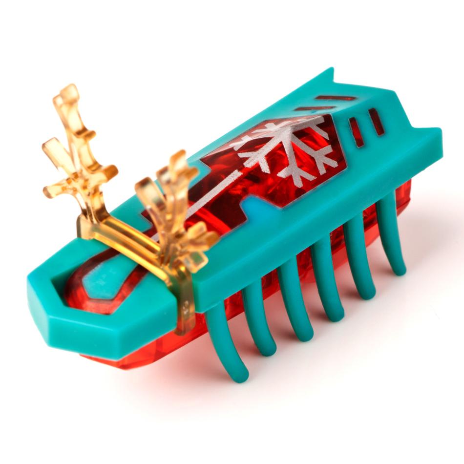 Hexbug Микро-робот Nano новогодний зеленый477-2092 Hexbug Микро-робот Nano новогодний зеленый477-2092Праздник к нам приходит, а вместе с ним — пора походов по магазинам. Чем же можно удивить детей, да еще и сделать это торжественно и неожиданно? Конечно, праздничными Nano жуками. Разработчики Hexbug приготовили ограниченную новогоднюю серию. Стоит ли рассказывать, что в нашей стране жуков считанные единицы? В чем же особенность праздничных насекомых? Во-первых, это стильная упаковка — елочный шар, повесив который на главный новогодний символ, можно не сразу догадаться, что это не просто новогодняя игрушка, а современный нано жук. Во-вторых, это новогодний орнамент на спинке жучка — снежинка, в-третьих, это милые рожки, которые легко можно снять, например, в игре Bridge Battle или Raceway. Подарочные наники могут быть только двух цветов, красного и зеленого, поэтому, если детей на праздничной елке больше двух, то можно дополнить украшения новогодней красавицы другими наниками в оригинальной упаковке, которая, по нашему мнению, также имеет стильный дизайн. Ну и, конечно, радости...
