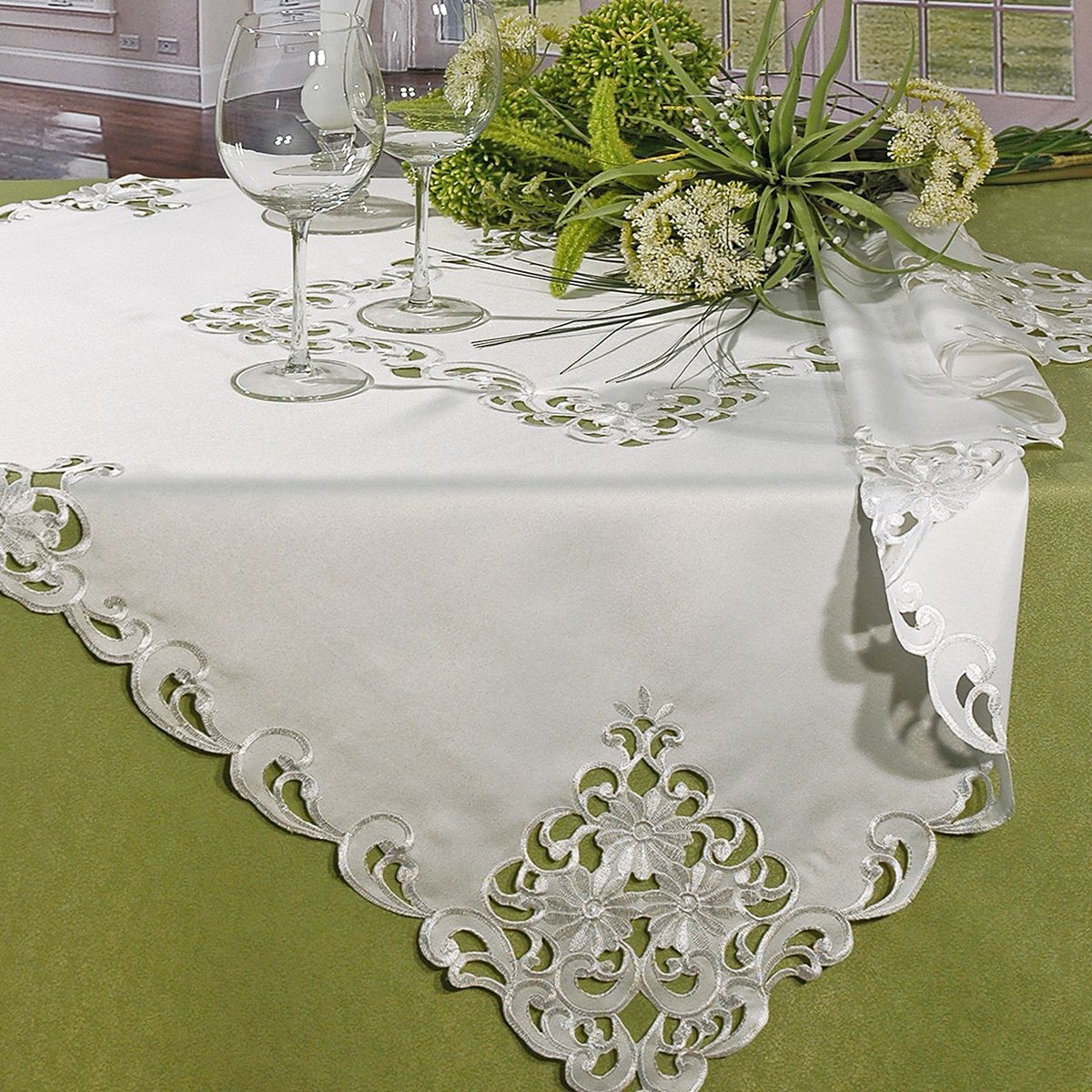 Скатерть Schaefer, квадратная, цвет: белый, 100 см х 100 см. 07195-10207195-102 Скатерть Schaefer, квадратная, цвет: белый, 100 см х 100 см. 07195-10207195-102Квадратная скатерть Schaefer, выполненная из полиэстера, станет изысканным украшением стола. Изделие декорировано изящной перфорацией по краю. За текстилем из полиэстера очень легко ухаживать: он не мнется, не садится и быстро сохнет, легко стирается, более долговечен, чем текстиль из натуральных волокон. Изделие прекрасно послужит для ежедневного использования на кухне или в столовой, а также подойдет для торжественных случаев и семейных праздников. Стильный дизайн и качество исполнения сделают такую скатерть отличным приобретением для дома. Это текстильное изделие станет элегантным украшением интерьера!