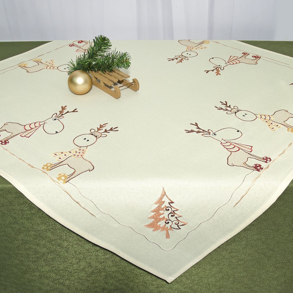 Скатерть Schaefer, квадратная, цвет: бежевый, 85 x 85 см 07672-10007672-100 Скатерть Schaefer, квадратная, цвет: бежевый, 85 x 85 см 07672-10007672-100Квадратная скатерть Schaefer, выполненная из полиэстера, станет украшением новогоднего стола. Изделие декорировано оригинальной вышивкой в виде оленей, елок и снежинок. За текстилем из полиэстера очень легко ухаживать: он легко стирается, не мнется, не садится и быстро сохнет, более долговечен, чем текстиль из натуральных волокон. Использование такой скатерти сделает застолье торжественным, поднимет настроение гостей и приятно удивит их вашим изысканным вкусом. Это текстильное изделие станет изысканным украшением вашего дома!