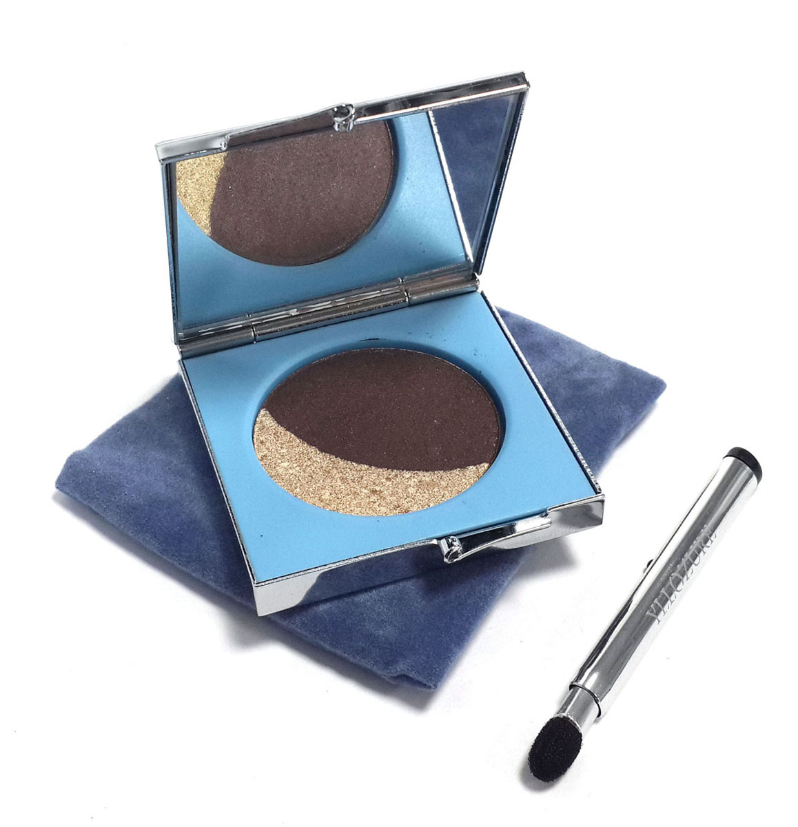 Yllozure Тени для век Moon Eclipse, тон 06, 4 гр3706 Yllozure Тени для век Moon Eclipse, тон 06, 4 гр3706Эта серия теней называется Moon Eclipse (Eclipse De Line) — «Лунное затмение» — по форме расположения двух оттенков, действительно напоминающих эффект лунного затмения. В палитре этой серии десять видов двухцветных теней, от нейтральных до тёмных, насыщенных. Тени очень хорошо ложатся на веко, растушёвываются, не осыпаются. Наносить можно и кистью, и спонжем. Тени дают равномерное покрытие даже без базы, стойкость тоже отличная. Оттенки очень многофункциональные, их можно смешивать друг с другом, накладывать послойно, сочетать с разными тенями, с подводками, использовать на карандашную подложку и так далее… Для меня в последнее время эта палетка стала любимой для дневного макияжа глаз. Жемчужно-перламутровая текстура, светлые, свежие, холодные оттенки — очень красиво освежают взгляд.