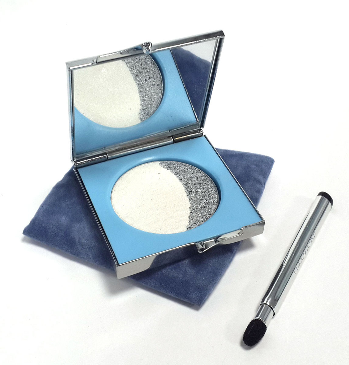Yllozure Тени для век Moon Eclipse, тон 08, 4 гр3708 Yllozure Тени для век Moon Eclipse, тон 08, 4 гр3708Эта серия теней называется Moon Eclipse (Eclipse De Line) — «Лунное затмение» — по форме расположения двух оттенков, действительно напоминающих эффект лунного затмения. В палитре этой серии десять видов двухцветных теней, от нейтральных до тёмных, насыщенных. Тени очень хорошо ложатся на веко, растушёвываются, не осыпаются. Наносить можно и кистью, и спонжем. Тени дают равномерное покрытие даже без базы, стойкость тоже отличная. Оттенки очень многофункциональные, их можно смешивать друг с другом, накладывать послойно, сочетать с разными тенями, с подводками, использовать на карандашную подложку и так далее… Для меня в последнее время эта палетка стала любимой для дневного макияжа глаз. Жемчужно-перламутровая текстура, светлые, свежие, холодные оттенки — очень красиво освежают взгляд.