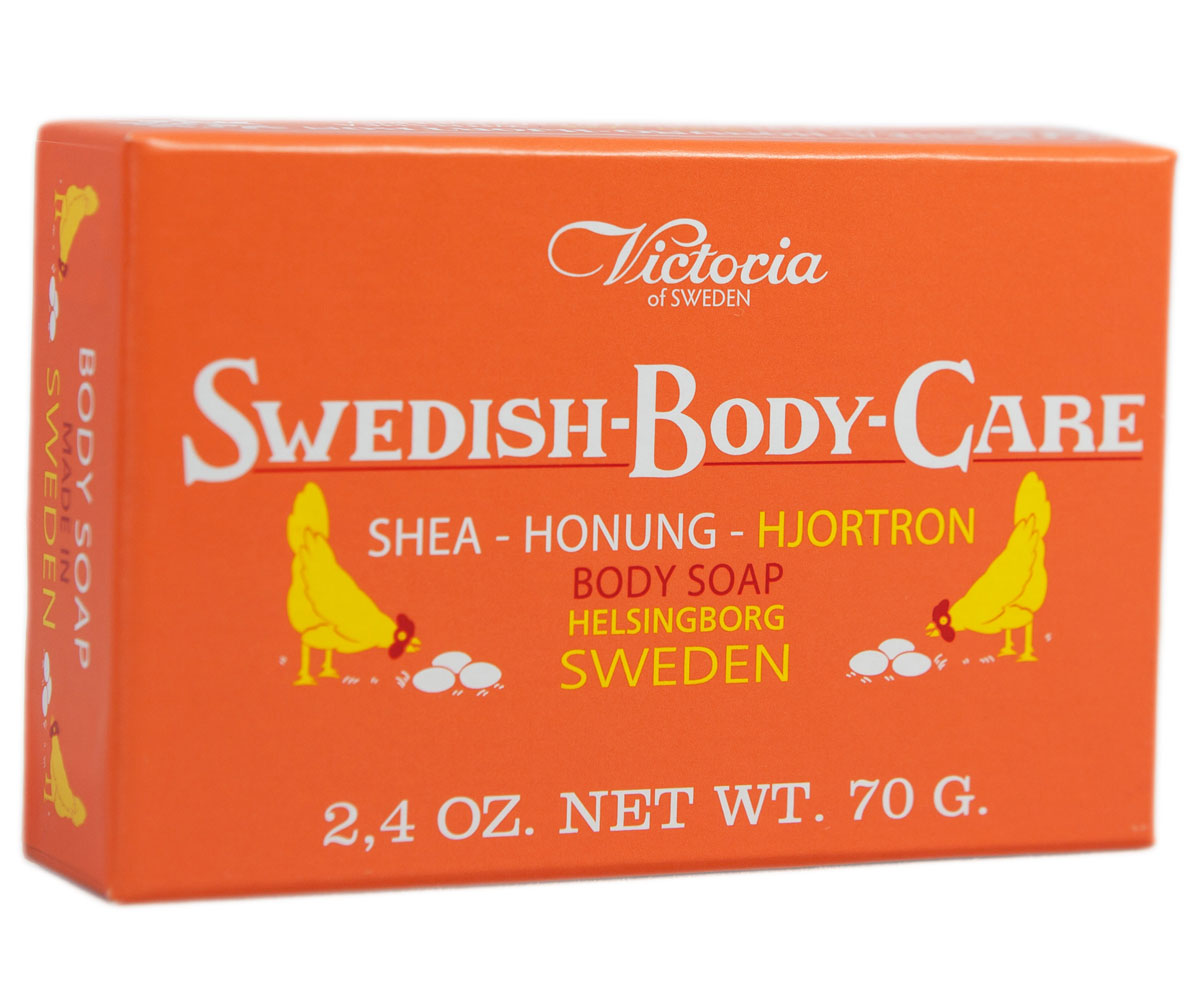 Victoria Soap Shea-Honung-Hjortron Мыло для тела с морошкой, 70 г241182 Victoria Soap Shea-Honung-Hjortron Мыло для тела с морошкой, 70 г241182Компания Victoria создала серию мыл для тела «Шведские ягоды», вдохновленную шведской природой, солнечными полянами, густым лесами и насыщенными витаминами ягодами. В старинный рецепт мыла были добавлены шведский мед и экстракты ягод. Мыло для тела «Шведские ягоды» с экстрактом морошки имеет густую бархатную пену с букетом плодов пальмового дерева, оливы и морошки с высоким содержанием липидов. Плотная нежная пена легко смывается с тела и не раздражает кожу. В прохладную погоду тонкий аромат шведского мыла, морошки и полевых цветов окутает ваше тело вуалью комфорта и наслаждения.