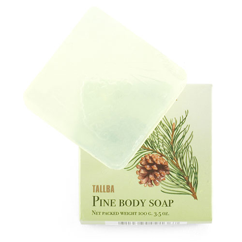 Victoria Soap Tallba Pine Soap Сосновой мыло для тела, 100 г091367 Victoria Soap Tallba Pine Soap Сосновой мыло для тела, 100 г091367Легендарная серия янтарной чистоты глицеринового мыла, вышедшая в далеком 1930 году, идеально подойдет людям, ведущим активный образ жизни. Мыло мгновенно дает густую пену, благодаря высокому содержанию глицерина. Основным компонентом серии является масло хвои, которое эффективно снимает напряжение в мышцах. Аромат окутывает свежими нотами хвои, мяты, мха, мускуса и янтаря. Мыло Талба особенно рекомендуется людям для принятия душа после спортивных тренировок.
