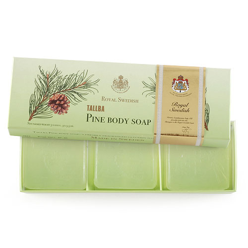 Victoria Soap Tallba Pine Soap Сосновой мыло для тела, 3х100 г091299 Victoria Soap Tallba Pine Soap Сосновой мыло для тела, 3х100 г091299Легендарная серия янтарной чистоты глицеринового мыла, вышедшая в далеком 1930 году, идеально подойдет людям, ведущим активный образ жизни. Мыло мгновенно дает густую пену, благодаря высокому содержанию глицерина. Основным компонентом серии является масло хвои, которое эффективно снимает напряжение в мышцах. Аромат окутывает свежими нотами хвои, мяты, мха, мускуса и янтаря. Мыло Талба особенно рекомендуется людям для принятия душа после спортивных тренировок.