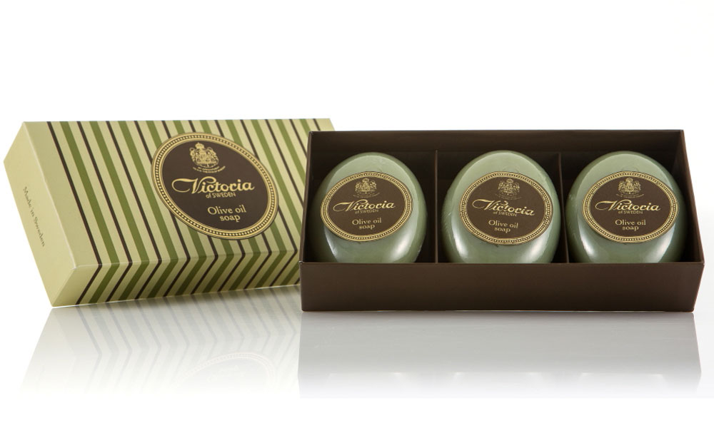 Victoria Soap Victoria Olive Oil Soap Оливковое мыло для тела, 3х100 г090902 Victoria Soap Victoria Olive Oil Soap Оливковое мыло для тела, 3х100 г090902Роскошное королевское мыло с густой бархатной пеной на основе красного пальмового масла и масла плодов оливкового дерева с высоким содержанием липидов дарит чувство комфорта и увлажненности. Благодаря таким компонентам мыло не пересушивает кожу во время мытья, что является залогом красоты и здоровья Вашей кожи. При регулярном использовании нормализует функцию сальных желез, новые воспаления будут появляться реже. После принятия ванны, вы будете наслаждаться мягкой и гладкой кож ей.