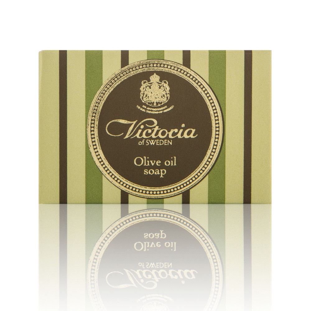 Victoria Soap Victoria Olive Oil Soap Оливковое мыло для тела, 100 г090919 Victoria Soap Victoria Olive Oil Soap Оливковое мыло для тела, 100 г090919Роскошное королевское мыло с густой бархатной пеной на основе красного пальмового масла и масла плодов оливкового дерева с высоким содержанием липидов дарит чувство комфорта и увлажненности. Благодаря таким компонентам мыло не пересушивает кожу во время мытья, что является залогом красоты и здоровья Вашей кожи. При регулярном использовании нормализует функцию сальных желез, новые воспаления будут появляться реже. После принятия ванны, вы будете наслаждаться мягкой и гладкой кож ей.