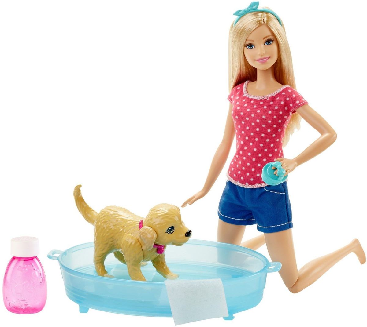 Barbie Игровой набор Водные забавыDGY83 Barbie Игровой набор Водные забавыDGY83Набор Barbie Водные забавы станет развлечением не на один день! Кроме куклы Барби, имеется милая и совершенно неугомонная собачка, а к ней - собачья ванночка! Посадите собачку в ванну с водой, а в прилагаемую фирменную бутылочку налейте и разведите водой собственный шампунь, чтобы собачку как следует намылить. Потом нажмите ей на спину и смотрите, как она плещется! Она вертится, отряхивается, машет хвостом, брызгается - совсем как живая! Потом смойте шампунь водой и помогите кукле вытереть собачку специальным полотенцем. Кукла Барби одета в майку с узором в горох и синие шорты, на голове у нее ободок. В набор входит кукла Барби в одежде и с аксессуарами, движущаяся собака, ванночка, полотенце и расческа для нее, бутылочка для шампуня. Ваш ребенок будет в восторге от такого подарка!