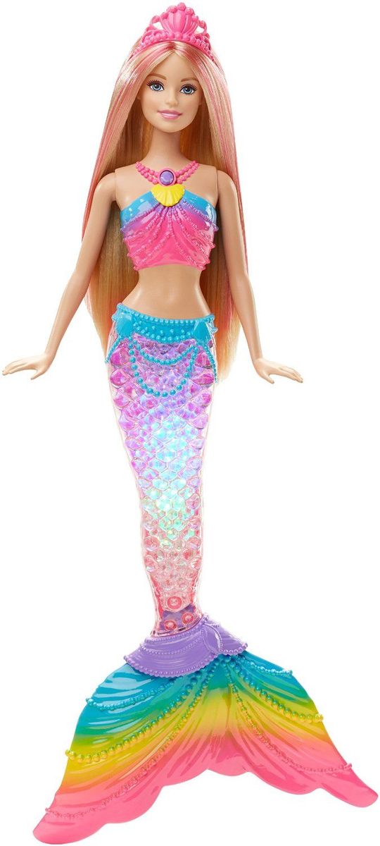 Barbie Кукла Радужная русалочка цвет розовый голубойDHC40 Barbie Кукла Радужная русалочка цвет розовый голубойDHC40Кукла Barbie Радужная русалочка непременно привлечет внимание вашей дочурки. Куколка с длинными русыми волосами и розовыми прядками одета в прекрасный наряд. Девочкам понравится с ней играть, придумывая ей разные прически. На ожерелье русалочки находится кнопка, нажав на которую, ее хвост будет переливаться всеми цветами радуги. Опустите куклу в бассейн и наблюдайте за красочным представлением! Рекомендуется докупить 3 батарейки напряжением типа AG13 (товар комплектуется демонстрационными).