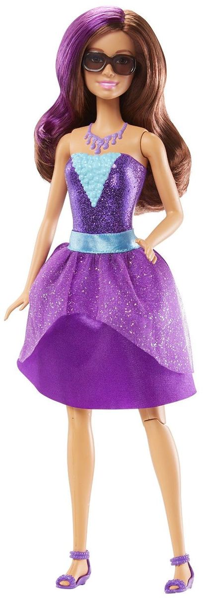 Barbie Кукла Тереза Секретный агентDHF06_DHF07 Barbie Кукла Тереза Секретный агентDHF06_DHF07Барби - суперагент? Хм, а почему бы и нет! Ведь красавицы могут быть весьма умными, а вид куклы собьет с толку кого угодно. Вряд ли кто-то заподозрит в красавице с модельной внешностью умного и талантливого шпиона. Барби берут в секретные агенты вместе с подругами Терезой и Рене, и отважная троица объезжает весь мир в погоне за знаменитой взломщицей. Они всегда стильно одеты и готовы исполнить свой долг. Тереза для маскировки переодевалась поваром, но сейчас на ней вечернее платье. При ней всегда поднос с напитками и шпионские солнечные очки, а при нажатии рычага она бьет ногой с разворота! С куклой Barbie Секретный агент: Тереза вашей девочке понравится разыгрывать с ключевые сцены фильма или придумывать новые сюжеты!