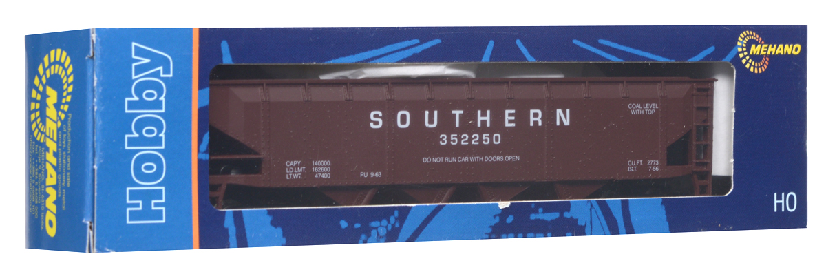 Mehano Саморазгружающийся бункерный грузовой вагон SouthernT063 Mehano Саморазгружающийся бункерный грузовой вагон SouthernT063Саморазгружающийся бункерный грузовой вагон Mehano Southern выполнен на высочайшем уровне с мелкими деталями и в точной раскраске железной дороги определенного периода времени. Корпус модели бункерного вагона выполнен из пластика, колеса выполнены из металла. Модель высоко детализирована и окрашена в соответствии со своим реальным прототипом. Вагон имеет два пластиковых крепления, благодаря которым вы сможете соединить вагончики в железнодорожный состав. Коллекционная модель станет не только интересной игрушкой для ребенка, интересующегося поездами, но и займет достойное место в любой коллекции. Модель совместима с железными дорогами и поездами Mehano. Оставаясь одной из наиболее желанных игрушек для большинства мальчишек и даже взрослых коллекционеров, железная дорога Mehano с дистанционным управлением неподвластна влиянию моды и времени. Для сторонников технологических новинок создаются модели современных скоростных составов, а ценители истории могут выбрать...