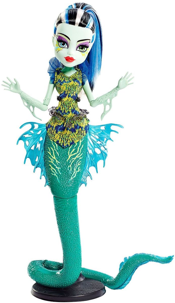 Monster High Кукла Большой Кошмарный Риф Фрэнки ШтейнDHB57_DHB55 Monster High Кукла Большой Кошмарный Риф Фрэнки ШтейнDHB57_DHB55Ученики школы Monster High отправляются в море - а точнее, на его дно! Их новые костюмы основаны на образах обитателей глубин. Френки Штейн - дочь профессора Франкенштейна. Девочка с бледно-голубой кожей и черно-белыми волосами с синими прядками. Френки на этот раз представлена в виде русалки с зеленым хвостом, как у угря. У куколки плавники на руках и пояс в виде водяной змеи. Каждая кукла из серии Большой Кошмарный Риф обладает подставкой в виде хвоста с завитком или чешуей. А светящиеся в темноте элементы довершают убийственно-неотразимый эффект. Руки и хвосту куклы шарнирные, что позволяет придавать ей различные позы. Школа монстров (Monster High) - мультсериал о школе, в которой учатся дети легендарных монстров, таких как Франкенштейна, Дракулы, Йети и других. Они пытаются справиться с ужасами школьной жизни.