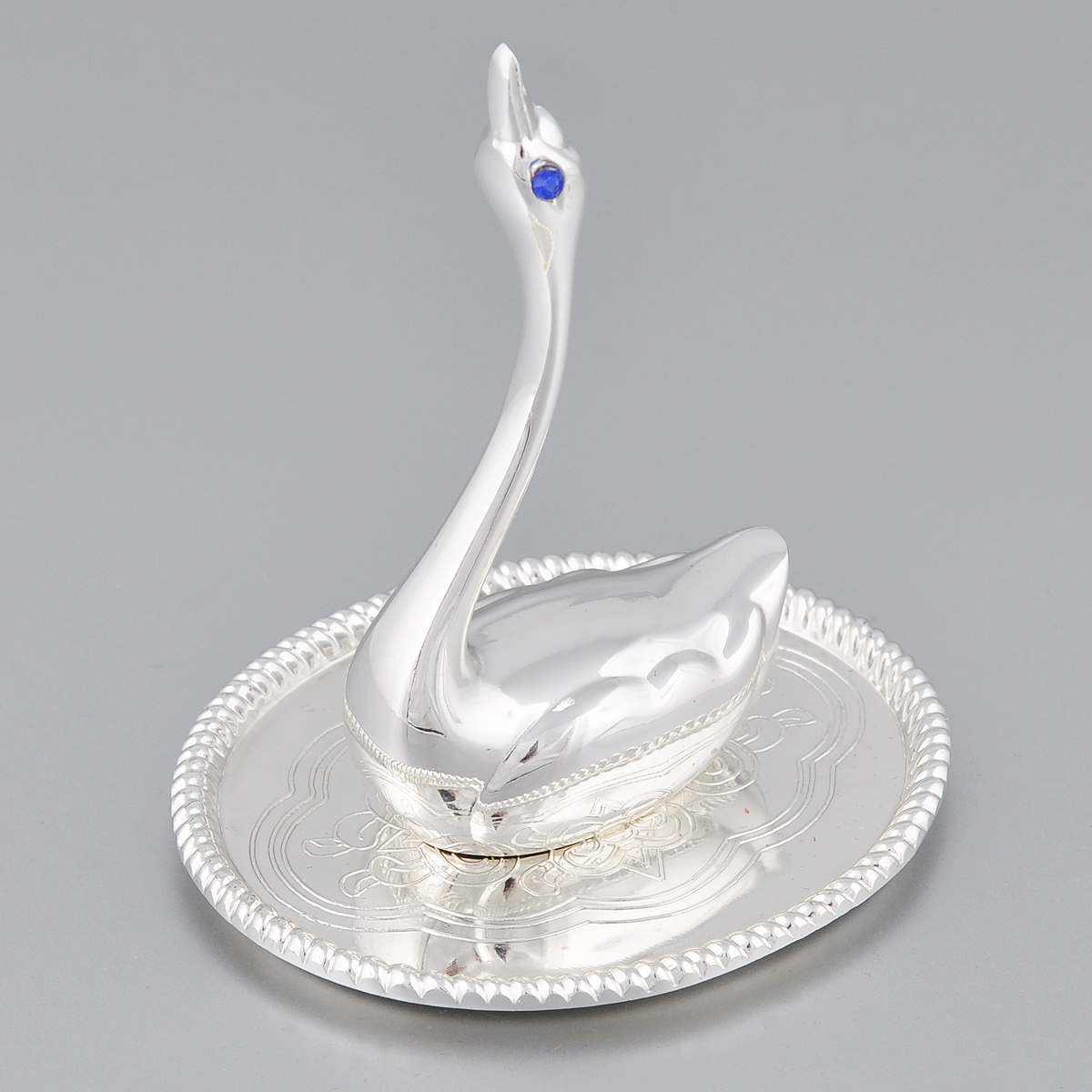 Подставка для украшений Marquis Лебедь. 7085-MR7085-MR Подставка для украшений Marquis Лебедь. 7085-MR7085-MRОригинальная подставка для украшений Marquis Лебедь изготовлена из высококачественной стали с серебряно-никелевым покрытием, глаза - стразы. На дне бархатистая ткань, предотвращающая скольжение. Подставка-держатель выполнена в виде лебедя, на шею которого нанизываются кольца, цепочки и браслеты. Подставка для украшений Marquis Лебедь благодаря своей практичности и необычности станет не только идеальным подарком представительнице прекрасного пола, но и изысканным украшением интерьера. Размер основания: 8 см х 7,2 см. Высота подставки: 9,5 см.