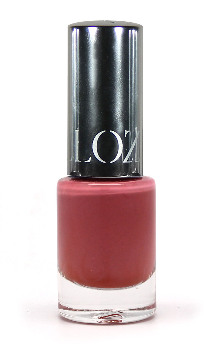 Yllozure Лак для ногтей GLAMOUR SMOKY, тон 20, 12 мл6320 Yllozure Лак для ногтей GLAMOUR SMOKY, тон 20, 12 мл6320В базе находится очень мелкий неблестящий чёрный шиммер. Нанесение лаков коллекции Smoky не вызывает неудобств — они не жидкие и быстро сохнут, легко самовыравниваются и не требуют топа. После высыхания остаются полностью глянцевыми.