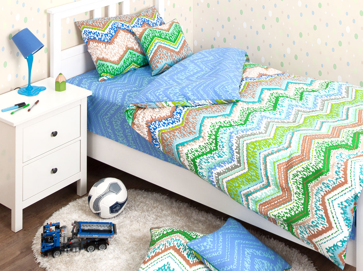 Хлопковый Край Комплект детского постельного белья Zigzag Green 1,5-спальный наволочка 50 см х 70 см150р-50ХК-д Хлопковый Край Комплект детского постельного белья Zigzag Green 1,5-спальный наволочка 50 см х 70 см150р-50ХК-дКомплект детского постельного белья Хлопковый Край Zigzag Green, состоящий из наволочки, простыни и пододеяльника, выполнен из ранфорса. Комплект постельного белья украшен орнаментом в виде разноцветных зигзагов. Ранфорс - очень плотная ткань, получаемая в результате полотняного переплетения крученых нитей хлопка. Несмотря на повышенную плотность, этот материал отличается необыкновенной мягкостью и шелковистой фактурой. Высокая плотность материала обеспечивает его долговечность и способность выдерживать многочисленные стирки на протяжении многих лет. Белье при этом продолжает оставаться все таким же ярким и привлекательным, поскольку ранфорс не линяет, не скатывается и не садится. Такой комплект идеально подойдет для кроватки вашего малыша. На нем ребенок будет спать здоровым и крепким сном.
