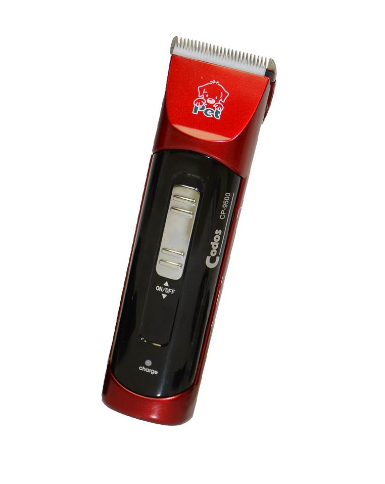Машинка для стрижки животных Codos CP-9500325004 Машинка для стрижки животных Codos CP-9500325004Это машинка роторного типа, работает от аккумулятора и от сети 220V. Машинка с низким уровнем шума - дает возможность снизить уровень тревожности у животного во время стрижки. Всего через 6 часов подзарядки машинку можно беспрерывно использовать в течении 60 минут, а в случае необходимости сменить аккумулятор и использовать еще 60 минут. Аккумулятор возможно заряжать автономно (отдельно от машинки). Таким образом, Вы получаете полную свободу от проводов. Вам потребуется только иногда менять аккумуляторы (один ставим на зарядку, на другом – работаем). Нож/лезвие – с регулировкой длины 1-4 мм, ширина 45 мм - нержавеющая сталь отличного качества, движущаяся часть ножа - керамика. Нож съемный - легко чистится и заменяется на новый в случае необходимости. Не требует заточки, длительное время остается острым. Подходит для любого типа шерсти собак и кошек. ИДЕАЛЬНО подходит для домашнего и салонного использования. Мощность: 6,5 W.