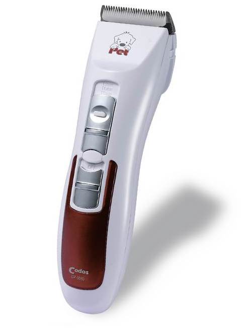 Машинка для стрижки животных Codos CP-9580325005 Машинка для стрижки животных Codos CP-9580325005Машинка Codos CP-9580 это новая усовершенствованная версия модели CP-9500. От предшественника ее отличает: Более эргономичный дизайн – удобнее стало менять аккумулятор, и переключатель длины лезвия теперь находится рядом с кнопкой включения, что делает работу комфортнее. Низкий уровень шума. В комплект входит дополнительный аккумулятор; - длительный период работы без подзарядки (60 минут); - аккумулятор можно заряжать автономно, (Вы просто меняете аккумуляторы местами, один на подзарядку подключаете в сеть, на втором аккумуляторе работаете БЕЗ проводов); - в случае необходимости машинка работает от сети (длина провода 2,5 метра); Сетевой кабель. Острый регулируемый нож - сталь/керамика – 4 положения длины (1-3 мм длина стриженной шерсти); - ширина ножа 45мм. Вес машинки всего 228гр.