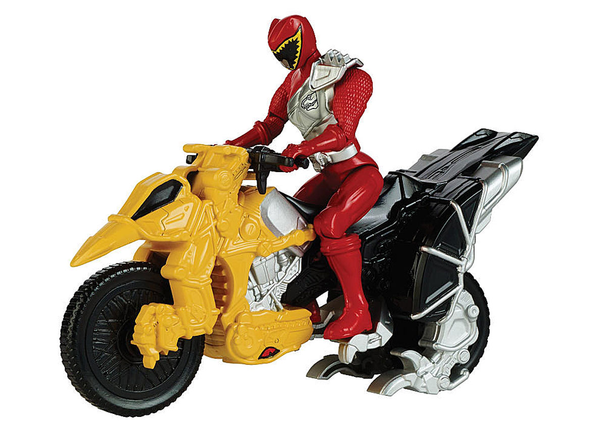 Power Rangers Игровой набор Могучие рейнджеры с мотоциклом цвет красный42070_желтый/красный Power Rangers Игровой набор Могучие рейнджеры с мотоциклом цвет красный42070_желтый/красныйИгровой набор Power Rangers Могучие рейнджеры состоит из фигурки рейнджера и мотоцикла. Фигурка, выполненная из пластика в виде рейнджера в шлеме и специальном костюме, станет любимой игрушкой вашего ребенка. Руки, ноги и голова фигурки подвижны. У мотоцикла крутятся колеса, и поворачивается передняя часть. Фигурку можно посадить на мотоцикл и катать. Игрушка выполнена по мотивам приключенческого фильма Power Rangers. Могучие рейнджеры - это новое поколение героев, которые унаследовали силу древних воинов и должны встать на защиту Земли. Эта игрушка обязательно понравится ребенку, он часами будет играть с ней, придумывая захватывающие истории для героев.