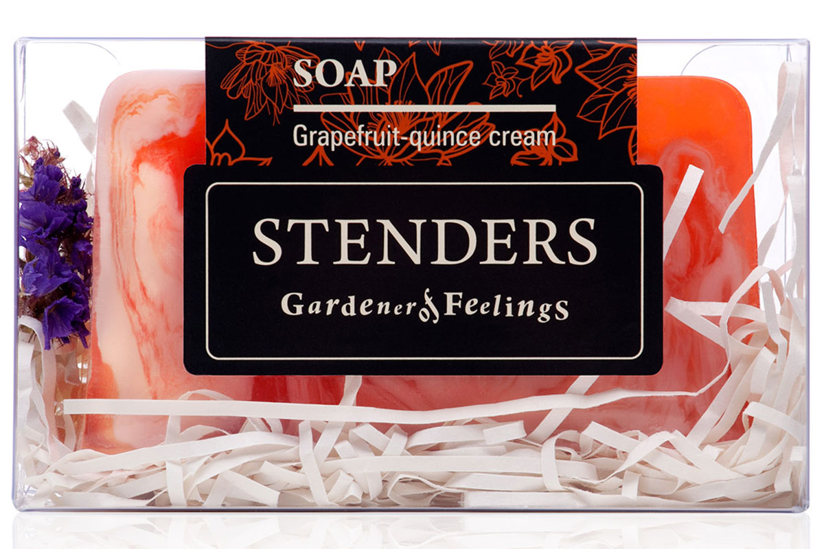 Stenders Мыло в коробке Грейпфрутовое, 115 гSISS02 Stenders Мыло в коробке Грейпфрутовое, 115 гSISS02Ваше любимое мыло, упакованное в красивую коробку - готовое удивлять и радовать. Это мыло ручной работы бережно очистит вашу кожу. Содержащееся в нем эфирное масло грейпфрута, пробуждающее жизнерадостность, а также горький экстракт цидонии (айвы) украсят ваш день яркими красками. Для ежедневной заботы о вашей коже мы добавили в мыло нежный крем и ценное масло абрикосовых косточек. Грейпфрутовому эфирному маслу присуща солнечная и оживляющая сила, которая взбодрит как тело, так и дух. Кроме того, оно может помочь улучшить структуру вашей кожи. В экстракте солнечной цидонии (айвы) сокрыто множество минеральных веществ и витаминов, поэтому мы его добавляем и в свои продукты. Своим балансирующим эффектом он помогает жирной коже. Цидония (айва) взбодрит вас и улучшит настроение. Масло абрикосовой косточки богато витамином А и минеральными веществами, которые смягчают и увлажняют. С каждым прикосновением масло бережно ухаживает за вашей кожей, снижая риск появления морщинок. Масло...