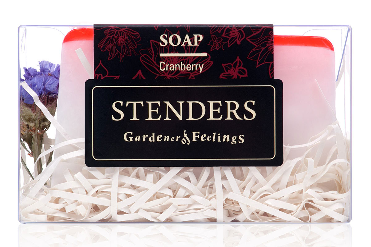 Stenders Мыло в коробке Клюквенное, 115 гSISS08 Stenders Мыло в коробке Клюквенное, 115 гSISS08Ваше любимое мыло, упакованное в красивую коробку - готовое удивлять и радовать. Это мыло ручной работы бережно очистит вашу кожу. Мы добавили в него богатый антиоксидантами тонизирующий и бодрящий экстракт клюквы. Сдержанный и элегантный дизайн мыла внесёт утончённые ощущения в вашу ванную комнату. А разработанный дизайнерами аромат, дополненный свежими тонами эфирного масла можжевеловых ягод, украсит вашу кожу ароматом севера. Уникальный состав клюквы придает ее экстракту очень ценные свойства: он богат витамином С и антиоксидантами и стимулирует естественные процессы обновления кожи. Вечнозеленый, выносливый и северный можжевельник дает людям множество ценных веществ. Эфирное масло из него получают методом дистилляции пара, и мы знаем – ему присущи бодрящие свойства. Для эфирного масла можжевельника характерен свежий аромат древесины, который дает всеобъемлющее ощущение покоя. Глицерин – это органическое соединение с увлажняющим и смягчающим кожу воздействием. Кроме того, ему...
