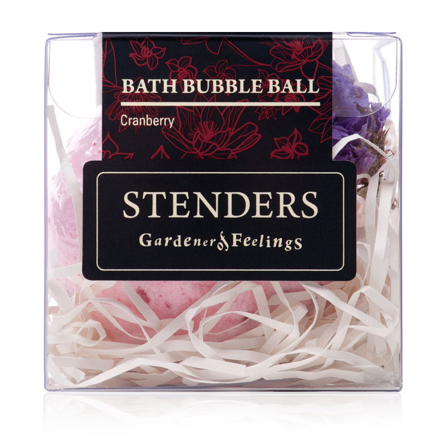 Stenders Бурлящий шар Клюквенный, 125 гSISBB07 Stenders Бурлящий шар Клюквенный, 125 гSISBB07Ваши любимые бурлящие шары, упакованные в красивую коробку - готовы удивлять и радовать. Этот изготовленный заботливыми руками бурлящий шар для ванны наполнит помещение бодрым ароматом алых ягод, напоминая вам о красоте северной природы. Пока вы наслаждаетесь купанием в ванне, морская соль взбодрит вашу кожу, масло виноградных косточек сделает ее мягкой и гладкой, а ценный экстракт клюквы поможет ей восстановиться. Утонченный дизайнерский аромат в сочетании с эфирным маслом можжевельника украсит помещение и вашу кожу запахами северного леса. Уникальный состав клюквы придает ее экстракту очень ценные свойства: он богат витамином С и антиоксидантами и стимулирует естественные процессы обновления кожи. Масло виноградных косточек особенно хорошо тем, что содержит ненасыщенные жирные кислоты в большой концентрации. Оно придаст жизненную силу вашей коже, тщательно увлажняя и смягчая ее. Кристаллы соли моря богаты ионами кальция, калия и натрия. Эти вещества очистят вашу кожу и укрепят...