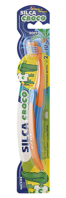 Silca Putzi Зубная щетка детская Croco от 2 до 10 лет169 Silca Putzi Зубная щетка детская Croco от 2 до 10 лет169Укороченная головка щетки Silca Putzi Croco с разноуровневой мягкой щетиной и широкой мягкой окантовкой обеспечивает бережный уход за зубами и деснами. Силовой выступ предназначен для очищения межзубных промежутков и труднодоступных мест. Короткие щетинки основного чистящего поля эффективно удаляют налет с жевательных поверхностей. Удлиненные наклонные внешние щетинки очищают гладкие поверхности, десневой желобок и мягко массируют десны. Абсолютно закругленная щетина не травмирует десны. При производстве щетины используется высококачественное волокно Туnех компании DuPont. Удобная двухкомпонентная ручка с упором для большого пальца дополнена нескользящим покрытием.