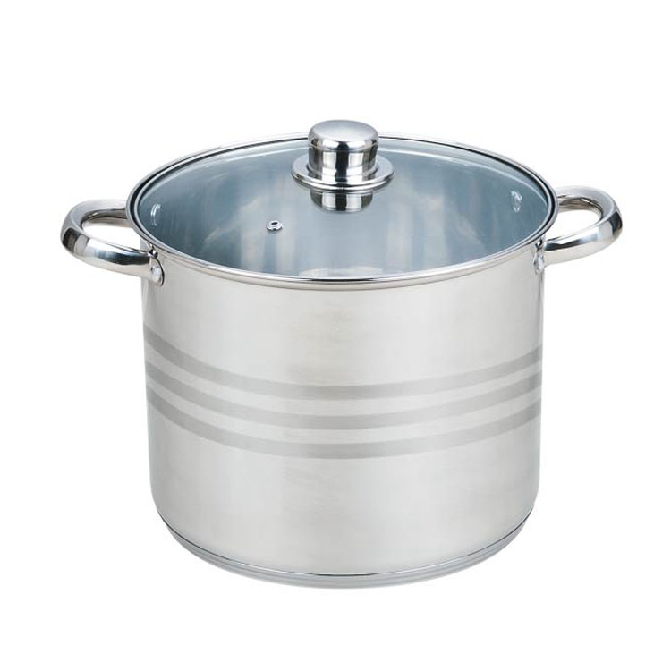 Кастрюля Mayer & Boch с крышкой, 12,9 л24061 Кастрюля Mayer & Boch с крышкой, 12,9 л24061Кастрюля Mayer & Boch изготовлена из высококачественной нержавеющей стали. Комбинация матовой и зеркальной полировки внешнего покрытия придает изделию особо эстетичный стильный вид. Изделие предназначено для здорового и экологичного приготовления пищи. Внутренняя гладкая поверхность легко чистится - можно мыть в воде руками или протирать полотенцем. Кастрюля имеет многослойное термоаккумулирующее дно кастрюли с прослойкой из алюминия, которая обеспечивает наилучшее распределение тепла. Кастрюля оснащена двумя удобными ручками. Крышка из термостойкого стекла снабжена металлическим ободом, удобной ручкой и отверстием для выпуска пара. Такая крышка позволяет следить за процессом приготовления пищи без потери тепла. Она плотно прилегает к краю кастрюли, сохраняя аромат блюд. Внутренние стенки кастрюли имеют отметки литража. Подходит для всех типов плит, включая индукционные. Не предназначена для СВЧ-печей. Можно мыть в посудомоечной машине. Подходит для...