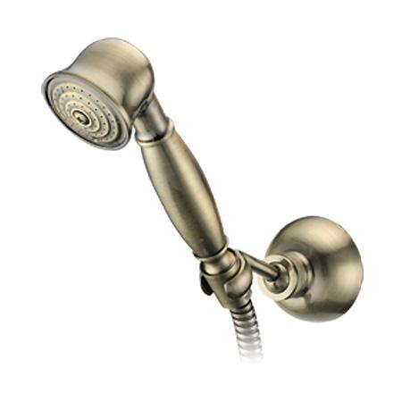 Душевой комплект Gro Welle Muskat. MSK941MSK941 Душевой комплект Gro Welle Muskat. MSK941MSK941Душевой комплект Gro Welle Muskat воплощает в себе стильную простоту и комфорт в использовании. Комплект состоит из шланга, лейки и крепления, изготовленных из высококачественной латуни. Специальные форсунки очищаются от известкового налета одним движением пальца. Ручной душ имеет 1 режим: обильные душевые струи, напоминающие дождь. Такой режим позволяет принимать душ, омывая все тело, и эффективно промывать волосы от шампуня. Бронзовое покрытие CrystalLight позволяет укомплектовать данным гарнитуром смеситель для ванны или душа с бронзовым напылением. Набор идеально подходит для интерьеров в стиле ретро и кантри. Душевой комплект Gro Welle Muskat удобен и практичен в работе. Размер лейки: 5 см х 5 см х 18 см, Керамический картридж: 35мм, Sedal (Испания), Картридж 2-х позиционный, водосберегающий, EcoSave, Полуавтоматический переключатель душа (мин. 0,3 Бар).