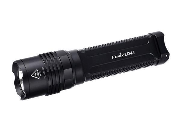 Фонарь Fenix LD41 U2 new 2015LD41U22015 Фонарь Fenix LD41 U2 new 2015LD41U22015В усовершенствованной модели фонаря Fenix LD41 используется светодиод CREE XM-L2 (U2). Его рабочий ресурс составляет 50 000 часов, а верхняя граница яркости достигает значения 680 люмен. На базе этого светодиода фонарь работает в 6 режимах. Максимальная дистанция освещения для него составляет 270 м. Перечислим характеристики работы осветительного устройства в каждом из режимов: Turbo (960 люмен / 1 ч); High (400 люмен / 2 ч, 25 мин); Mid (150 люмен / 9 ч 30 мин); Low (6 люмен / 200 ч); Strobe (960 люмен ); SOS (150 люмен ). Благодаря широкому диапазону значений яркости в различных режимах, фонарь Fenix LD41 можно использовать в туристических и поисковых целях. А питание от батарей типоразмера АА позволит без труда подобрать замену севшим батарейкам даже в самом отдаленном селении. Модель Fenix LD41 очень практична в использовании. Фонарь легко управляется при помощи 2 торцевых кнопок, имеет высокий уровень защиты всех внутренних механизмов. В...