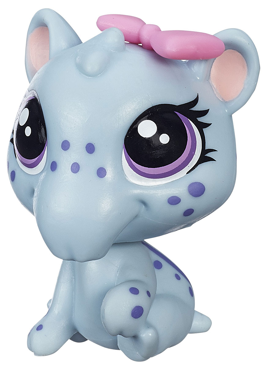Littlest Pet Shop Фигурка Irina SnoutskyA8229EU4_B2166 Littlest Pet Shop Фигурка Irina SnoutskyA8229EU4_B2166Фигурка Irina Snoutsky - это симпатичный маленький тапир голубого цвета. У Ирины огромные фиолетовые глазки, длинный носик и забавные пятнышки на шкурке. В наборе имеется и оригинальный аксессуар для зверюшки - розовый бантик, который можно закрепить на фигурке. Одиночные фигурки животных из сериала Littlest Pet Shop - это множество новых персонажей, с каждым из которых вы получите уникальный аксессуар. Маленькие зверушки яркие и милые, они могут меняться аксессуарами. Порадуйте своего малыша таким замечательным подарком, и он проведет множество увлекательных часов, играя с ним и придумывая свои удивительные истории!