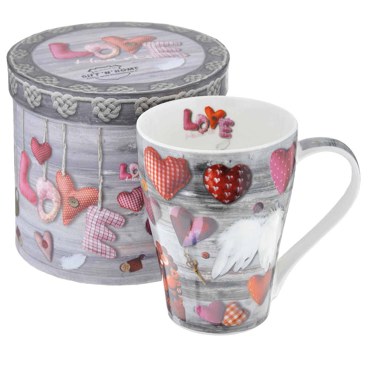 Кружка GiftnHome Сердечки любви, 350 млM-350 Love Кружка GiftnHome Сердечки любви, 350 млM-350 LoveКружка GiftnHome Сердечки любви изготовлена из высококачественного костяного фарфора, покрытого слоем сверкающей глазури. Внешние стенки оформлены красочным изображением сердечек. Внутренняя поверхность декорирована надписью: Love. Кружка отличается высоким качеством и стильным дизайном. Она станет прекрасным подарком к любому случаю. Упакована в подарочную коробку-тубу с тем же дизайном, что и у кружки. Можно использовать в СВЧ и посудомоечной машине.