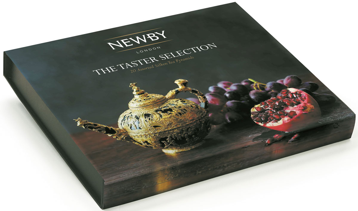 Newby The Taster Selection подарочный набор листового чая в пирамидках (4 вкуса), 20 шт899004 Newby The Taster Selection подарочный набор листового чая в пирамидках (4 вкуса), 20 шт899004Набор Newby The Taster Selection упакован в подарочную картонную коробку в картонном рукаве с тисненым логотипом на крышке. Подарочная упаковка содержит 4 вида крупнолистового чая в пирамидках - прекрасный подарок к новогодним праздникам. Наполнение по 5 пирамидок каждого вида чая: Английский Завтрак: купаж черных сортов чая из Ассама, Цейлона и Кении. Чашка насыщенного янтарного цвета идеальна для начала дня Эрл Грей: насыщенный черный чай, яркий настой с натуральным ароматом и цитрусовым вкусом спелого бергамота Масала Чай: черный чай Ассам и ароматные специи собраны в гармоничный букет, дающий богатый солодовый настой с острыми пряными нотами Жасминовая Принцесса: светло-медовый настой с изысканным ароматом жасмина. Вкус мягкий, деликатный, с цветочными нотками и сладким послевкусием