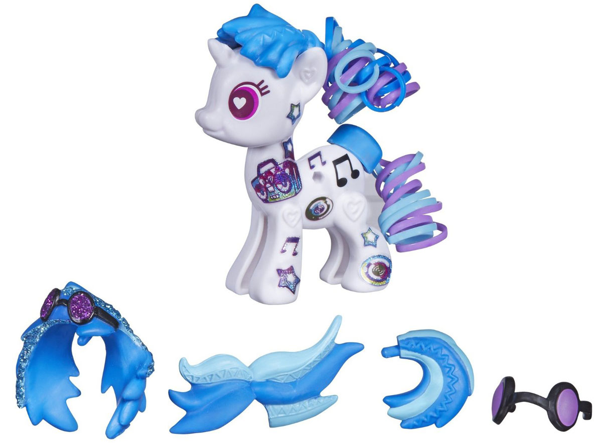 My Little Pony Фигурка Pop DJ Pon-3B0370_B0741 My Little Pony Фигурка Pop DJ Pon-3B0370_B0741Фигурка My Little Pony Pop DJ Pon-3 откроет перед вашей малышкой невероятные возможности! Девочка сможет сама собрать свою любимую пони - или придумать уникальную, комбинируя элементы из разных наборов. В набор входят элементы фигурки пони - 2 детали туловища, 2 гривы, 2 хвостика, крылья и очки, которыми малышка сможет украсить пони по своему вкусу. Все элементы набора выполнены из прочного безопасного пластика. Они легко соединяются друг с другом, и собрать пони не составит труда. Элементы набора совместимы с другими элементами из серии My Little Pony Pop, что позволит малышке создать собственную, уникальную пони. Игра с таким набором не только подарит девочке множество счастливых мгновений, но и поможет развить мелкую моторику рук и творческие способности.