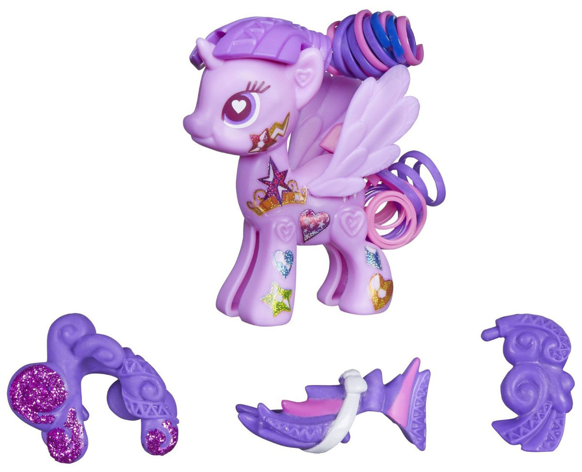 My Little Pony Фигурка Pop Princess Twilight SparkleB0370_B0740 My Little Pony Фигурка Pop Princess Twilight SparkleB0370_B0740Фигурка My Little Pony Princess Twilight Sparkle откроет перед вашей малышкой невероятные возможности! Девочка сможет сама собрать свою любимую пони - или придумать уникальную, комбинируя элементы из разных наборов. В набор входят элементы фигурки пони - 2 детали туловища, гривы, хвостики и крылья, которыми малышка сможет украсить пони по своему вкусу. Все элементы набора выполнены из прочного безопасного пластика. Они легко соединяются друг с другом, и собрать пони не составит труда. Элементы набора совместимы с другими элементами из серии My Little Pony Pop, что позволит малышке создать собственную, уникальную пони. Игра с таким набором не только подарит девочке множество счастливых мгновений, но и поможет развить мелкую моторику рук и творческие способности.