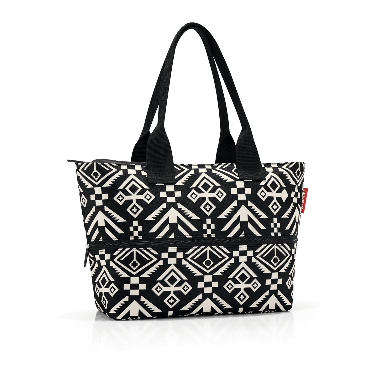 Сумка-шоппер женская Reisenthel Shopper E1 hopi, цвет: черный. RJ7034RJ7034 Сумка-шоппер женская Reisenthel Shopper E1 hopi, цвет: черный. RJ7034RJ7034Гениальная сумка для шоппинга и путешествий, которая за считанные секунды может вырасти в размерах. В центре - специальная молния, расстегнув которую вы увеличиваете вместимость (в обычном состоянии - 12 литров, в разложенном - 18 литров). Внутри сумки карман на молнии для мелочей. Две ручки позволяют удобно повесить её на плечо. Размер в собранном виде: 27 х 50 х 16,5 см. В разложенном: 35 х 50 х 16,5 см.