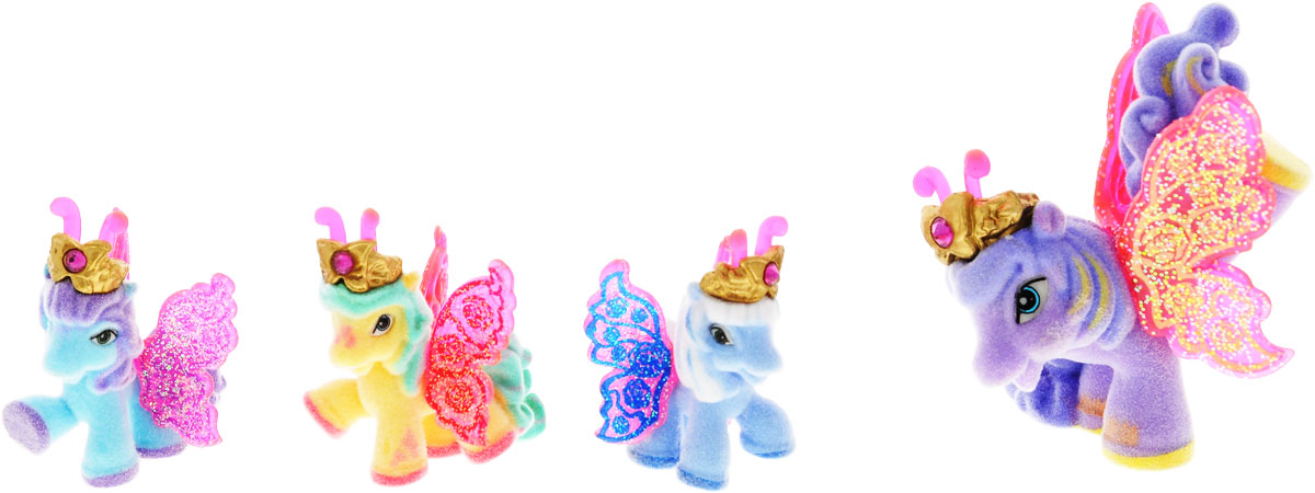 Filly Dracco Набор игровой Filly Бабочки с блестками Волшебная семья LotusLotus/astM770041-3850 Filly Dracco Набор игровой Filly Бабочки с блестками Волшебная семья LotusLotus/astM770041-3850Игровой набор фигурок Filly Butterfly Волшебная семья придется по вкусу вашей дочурке, ведь все девочки обожают волшебных лошадок Filly! У волшебных лошадок тоже есть своя семья! Мама-бабочка воспитывает трех хулиганов в прекрасном саду посреди волшебного леса Папиллия. В наборе с лошадками четыре карточки и буклет коллекционера. У лошадок есть красочные крылья, украшенные фамильным гербом их семьи. Дизайн крыльев нанесен при помощи технологии тампонной печати. Благодаря этому яркие крылышки бабочек будут радовать вашего ребенка в течение долгого времени. Каждая лошадка имеет бархатное покрытие, блестящие крылышки и доброжелательное улыбчивое личико. Все детали фигурок расписаны с любовью и реалистичностью. Помимо крылышек бабочки от обычных лошадок Филли отличаются также усиками и короной. При помощи ярких усиков персонажи волшебного леса общаются между собой. Короны же украшены кристаллами Swarowski. Вы можете собрать всю коллекцию и разыграть сцены из жизни...