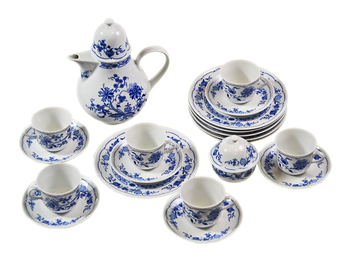 Сервиз на 6 персон Синие цветы с узором Zwiebelmuster. Фарфор, деколь. Германия, Henneberg, 1972-1977 ггОС27728 Сервиз на 6 персон Синие цветы с узором Zwiebelmuster. Фарфор, деколь. Германия, Henneberg, 1972-1977 ггОС27728Великолепная идея для подарка! Изысканный сервиз с узором Синий лук (Zwiebelmuster), пожалуй, самым узнаваемым и успешным в истории фарфора, станет особенным украшением Вашей коллекции и интерьера! Традиционный фарфоровый сервиз поможет создать в Вашем доме неповторимую атмосферу тепла и уюта. Сервиз на 6 персон Синие цветы с узором Zwiebelmuster. Фарфор, деколь. Германия, Henneberg, 1972-1977 гг. Сервиз составили 20 предеметов: чайник-кофейник, сахарница, 6 чашек, 6 блюдец, 6 десертных тарелок. Диаметр сахарницы 8 см, высота 9 см. Высота чашки 6,5 см, диаметр 7 см. Диаметр блюдца 13 см. Диаметр десертной тарелки 19 см. Высота чайника 23 см, диаметр 14 см. На основании подглазурное клеймо Henneberg Porzellan образца 1970-х гг. Сохранность очень хорошая. Без сколов, без утрат.
