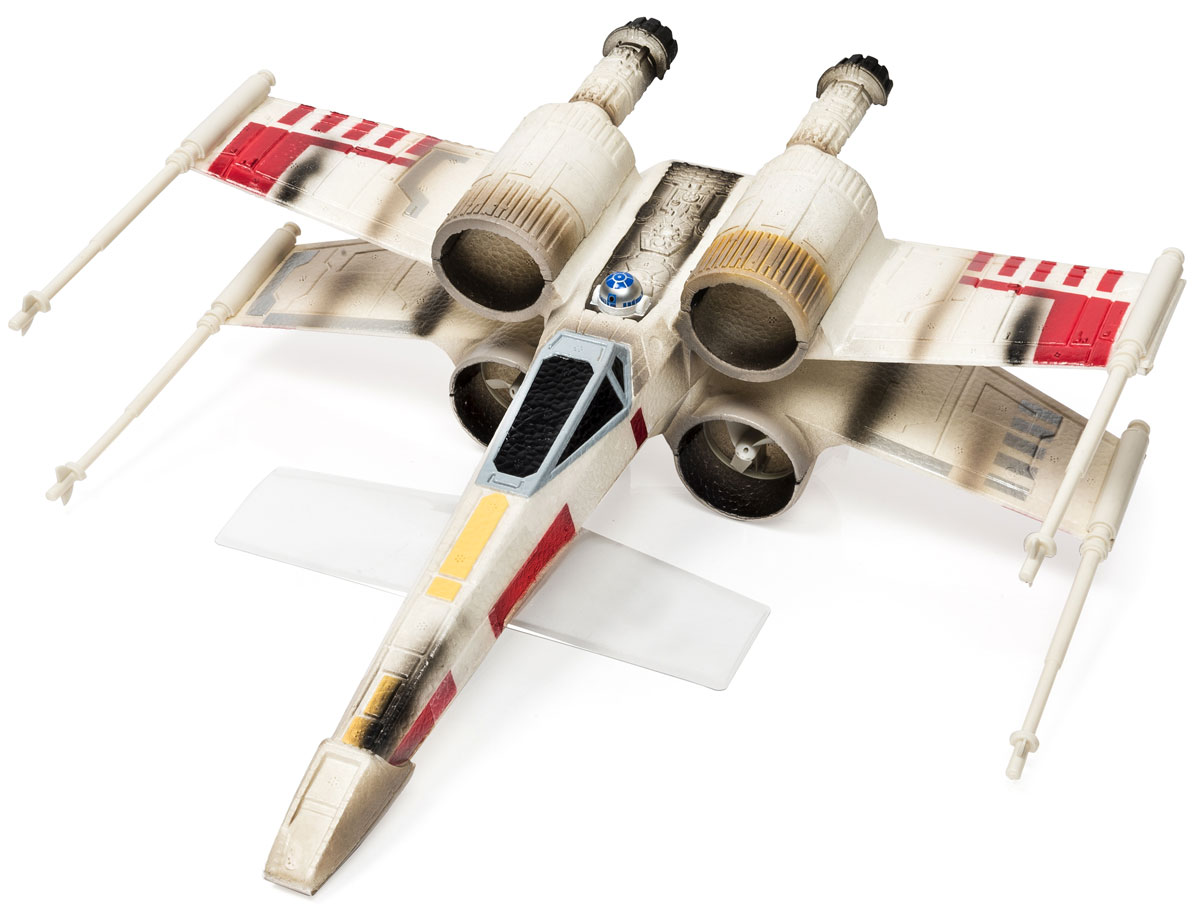 Air Hogs Игрушка на радиоуправлении Star Wars Звездный истребитель44527 Air Hogs Игрушка на радиоуправлении Star Wars Звездный истребитель44527Радиоуправляемая модель звездного истребителя Star Wars - великолепный подарок для всех поклонников Звездных Войн! Все, кто увлекается историей Звездных войн, непременно оценят этот небольшой звездный истребитель, ведь он является точной копией межгалактической машины - основного боевого средства повстанцев. Корабль выполнен из легкого материала, который не повреждается при столкновении с препятствием. Звездный истребитель отлично летает и управляется. Такая игрушка понравится как детям, так и взрослым, и подарит вам немало веселых моментов и массу удовольствия. Порадуйте себя и своего ребенка таким замечательным подарком! Необходимо докупить 6 батареек напряжением 1,5V типа AA (в комплект не входят).