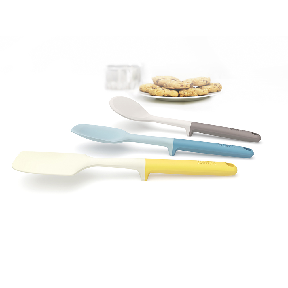 Набор для выпечки Elevate Baking Set мульти. 1013110131 Набор для выпечки Elevate Baking Set мульти. 1013110131Запатентованный дизайн Joseph Joseph. Серия Elevate помогает сохранить чистоту во время приготовления пищи. В ручку каждого инструмента встроен утяжелитель и держатель. Таким образом, грязная часть всегда остается на весу, и вы никогда не испачкаете поверхность стола. Кроме того, эти инструменты стильные, приятных цветов и изготовлены из прочного современного материала, не повреждающего деликатные поверхности посуды. В наборе 3 инструмента: силиконовые лопатка для жидкого теста, ложка для крутого теста и лопатка для печений - с её помощью удобно снимать их с противня. Все инструменты можно мыть в посудомоечной машине.