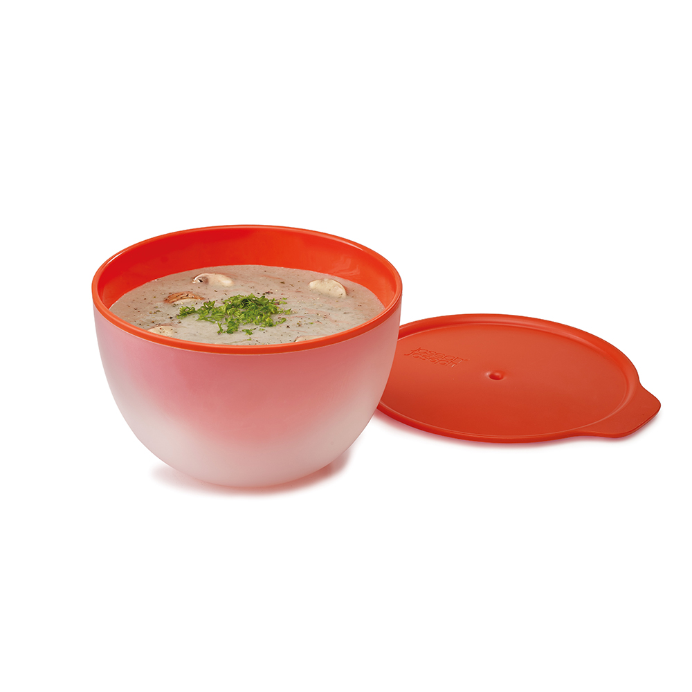 Пиала с двойными стенками M-Cuisine оранжевая. 4500445004 Пиала с двойными стенками M-Cuisine оранжевая. 4500445004Главная проблема, с которой сталкиваются люди, пользующиеся микроволновой печью – ёмкость для приготовления тоже нагревается, и её иногда просто невозможно взять в руки. Бренд Joseph Joseph, известный гениальными идеями для дома и кухни, придумал простое решение. Эта пиала M-Cuisine™ Cool - touch имеет двойные стенки, и когда внутренняя нагревается, наружная остаётся холодной. Не понадобятся кухонные перчатки или полотенце! Идеально подходит для разогревания супа и рагу, благодаря плотной крышке с отверстием для выхода пара. Можно мыть в посудомоечной машине.