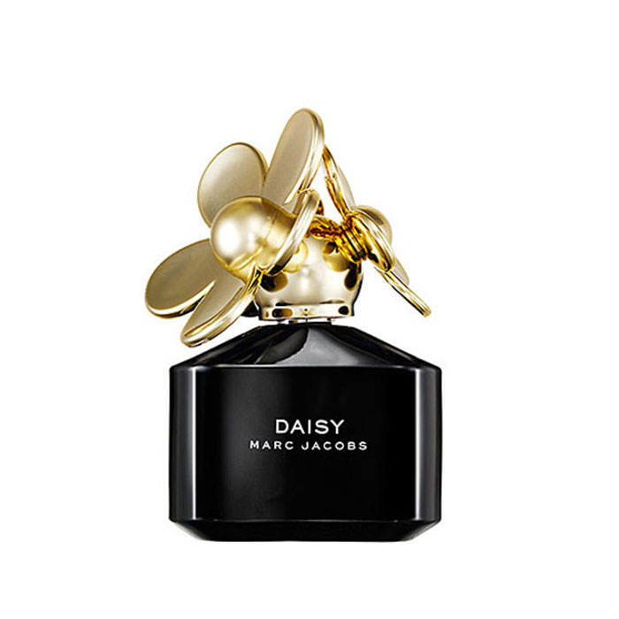 Marc Jacobs Daisy Парфюмерная вода женская, 50 мл58081218100 Marc Jacobs Daisy Парфюмерная вода женская, 50 мл58081218100Классический аромат Marc Jacobs Daisy– это искрящийся цветочный букет, свежий и женственный. Сложный, но не слишком серьезный, аромат открывается нотами земляники, фиалки и красного грейпфрута. В сердце аромата гардения, лепестки фиалки и жасмина. Базовые ноты раскрываются мускусом, ванилью и белой древесиной. Верхняя нота: Земляника, фиалка и красный грейпфрут. Средняя нота: гардения, лепестки фиалки и жасмина. Шлейф: Мускус, ваниль и белая древесина. Ягодные ноты сливаются с цветочными аккордами фиалки, придавая особое звучание аромату Marc Jacobs Daisy. Дневной и вечерний аромат.