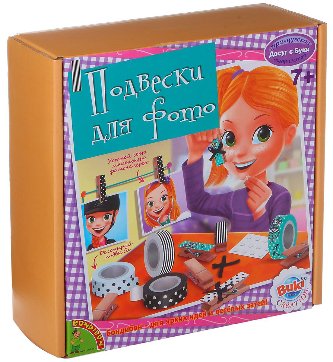 Bondibon Набор для творчества Подвески для фотоВВ1157 Bondibon Набор для творчества Подвески для фотоВВ1157Мечтателям о собственной оригинальной фотогалерее пора забыть про стандартные рамки для фотографий – это скучно и неинтересно! В наборе для творчества Подвески для фото есть все для того, чтобы каждый самостоятельно смог создать эксклюзивное обрамление для своих фотографий. Дизайнерский вкус, творческая фантазия и смекалка помогут легко смастерить уникальные подвески для фото, в которых любимые снимки будут смотреться еще эффектнее! Такая необычная фотогалерея не только порадует близких, но и приятно удивит гостей.