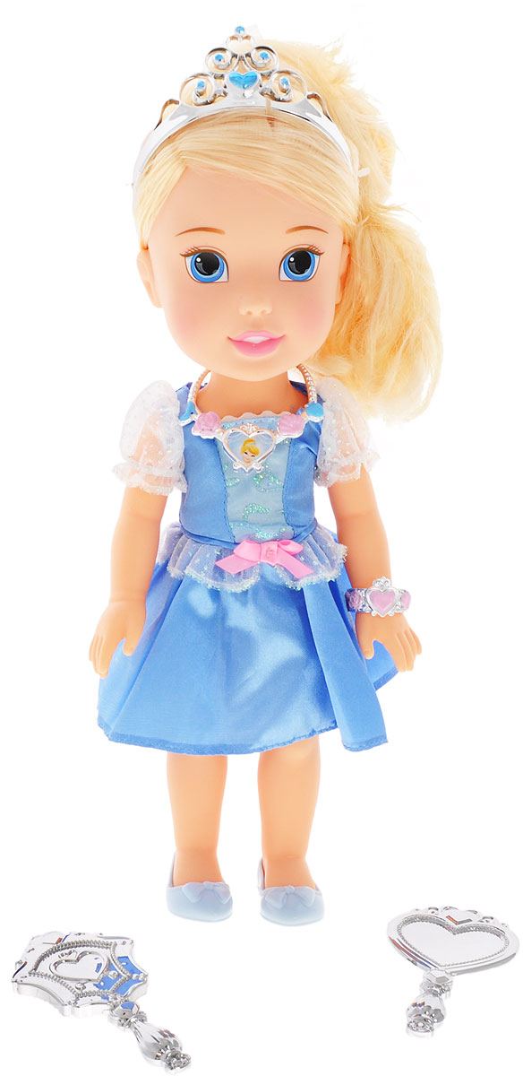Disney Princess Кукла Малышка Золушка791820_Золушка Disney Princess Кукла Малышка Золушка791820_ЗолушкаКукла Disney Малышка Рапунцель непременно приведет в восторг вашу дочурку и обязательно станет ее любимой игрушкой. Очаровательная кукла выполнена в виде белокурой красавицы Золушки из одноименного мультфильма студии Дисней. Золушка одета в свой классический наряд - голубое платье с рукавами-фонариками, украшенное узорами из блесток и дополненное декоративным бантиком на груди. На ногах у нее - удобные туфельки. Волосы куколки украшены тиарой. Голова, ручки и ножки куклы подвижны. В комплект также входят аксессуары для куклы и ее хозяйки - подвеска, безопасное зеркало, расческа и браслет, который девочка сможет носить как кольцо. Благодаря играм с куклой, ваша малышка сможет развить фантазию и любознательность, овладеть навыками общения и научиться ответственности. Девочка сможет часами играть с этой милой куколкой, укладывая и заплетая ее длинные волосы и придумывая различные истории.
