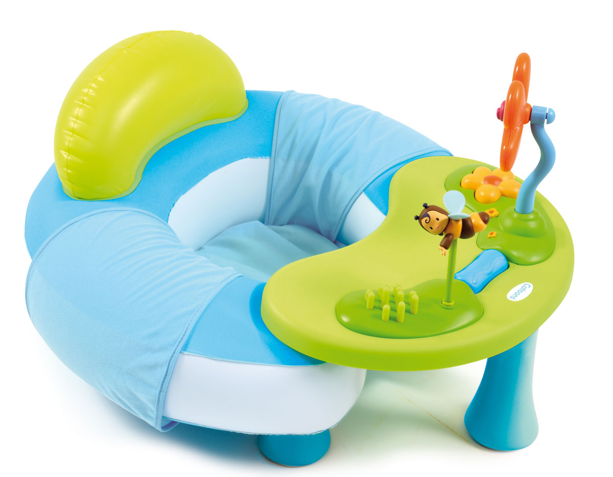Smoby Надувной игровой центр цвет голубой211308 Smoby Надувной игровой центр цвет голубой211308Родители подросших детишек прекрасно знают, как порой сложно занять любопытного малыша. Увлечь ребенка и развить необходимые навыки вам поможет надувной игровой центр Smoby. В нем малыш будет чувствовать себя удобно и комфортно, чтобы развиваться и познавать окружающий мир. Он предназначен для малышей от 6 месяцев и подходит как для мальчиков, так и для девочек. Центр состоит из удобного надувного кресла, мягкой подушки, наполненной шариками и столика с развивающими игрушками. За столиком можно покушать или порисовать, а чтобы малыш не выпал, имеется поддержка между ног ребенка. На столике закреплены цветок-пищалка, крутящийся цветок и красочная фигурка пчелки. Около пчелки расположилась сенсорная трава для развития мелкой моторики маленьких пальчиков. В центре игрового поля имеется рельефный цилиндр-погремушка для катания. Столик и кресло можно использовать отдельно друг от друга. С помощью игрушек ребенок развивает моторику детских пальчиков и внимание, а яркие...
