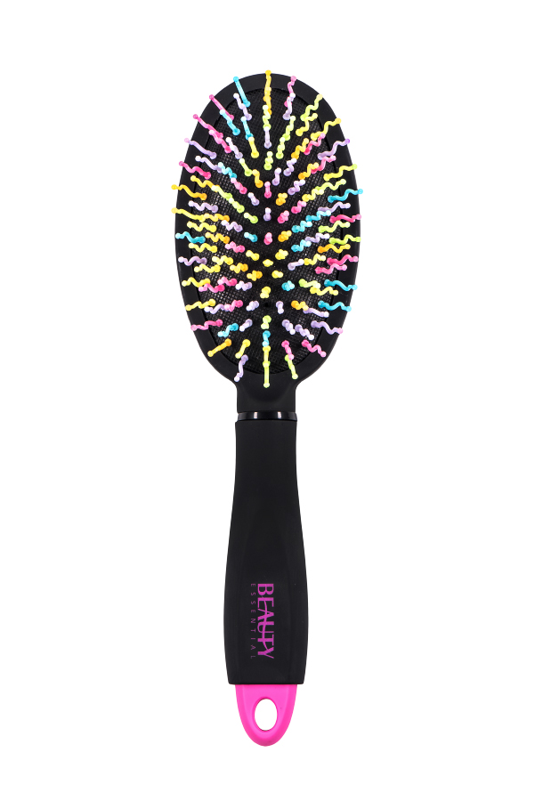 Beauty Essential Большая расческа Радуга, черная70095 Beauty Essential Большая расческа Радуга, черная70095Расчески Beauty Essential с радужной щетиной не только бережно расчесывают волосы, но и поднимают настроение! Многофункциональная насадка в рукоятке удобна для очистки расчески и при создании причесок.