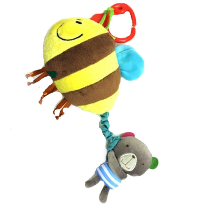 Bobby & Friends Игрушка-подвес Мишка с пчелойТ57139 Bobby & Friends Игрушка-подвес Мишка с пчелойТ57139Развивающая игрушка-подвес Bobby & Friends Мишка с пчелой привлечет внимание вашего малыша и не позволит ему скучать! Игрушка выполнена из текстильного материала разных фактур и цветов в виде большой пчелки и мишки Бобби, держащего пчелу за хвост. Если потянуть мишку в сторону от пчелки, а затем отпустить, пчелка начнет вибрировать. С помощью пластикового карабина игрушку легко можно прикрепить к кроватке, коляске, автокреслу или игровой дуге малыша. Яркая игрушка-подвес Bobby & Friends Мишка с пчелой поможет ребенку в развитии цветового и звукового восприятия, концентрации внимания, мелкой моторики рук, координации движений и тактильных ощущений.