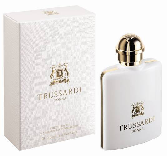 Trussardi Donna Парфюмерная вода, 50 мл11450 Trussardi Donna Парфюмерная вода, 50 мл11450Trussardi Donna. Свой столетний юбилей Дом Trussardi решил отпраздновать выпуском парных парфюмов Trussardi Donna и Trussardi Uomo. Несмотря на то, что новый дуэт - это абсолютно новые ароматы, парфюмерные композиции Trussardi Donna и Trussardi Uomo пересекаются с одноименными парфюмами Trussardi, которые были выпущены в 80-х годах ХХ века. Новый аромат Trussardi Donna выражает сущность современной женщины, ее харизму, ауру, сияющую красоту, чувственность, очарование и роскошь. «Белые цветы, используемые в композиции, подчеркивают чистоту и страсть», - говорит о парфюме его создатель, парфюмер Натали Лорсон. Классификация аромата: ориентальные, цветочные. Жасмин, лотос, цветок апельсина, ваниль, кедр, пачули, сандаловое дерево. Самый популярный вид парфюмерной продукции на сегодняшний день - парфюмерная вода. Это объясняется оптимальным балансом цены и качества: с одной стороны, достаточно высокая концентрация экстракта (10-20% при 90%...