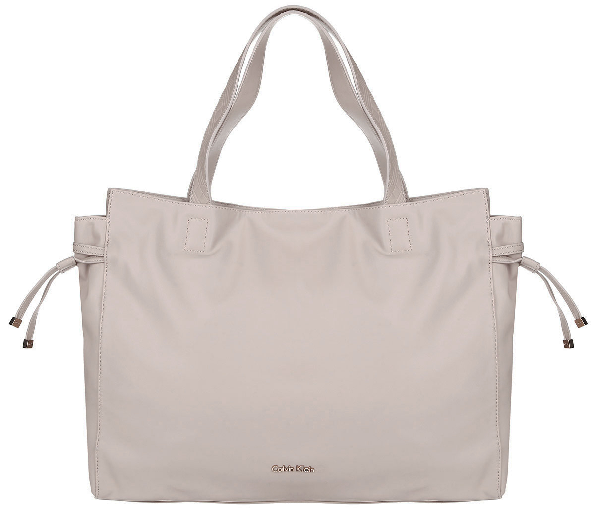 Сумка женская Calvin Klein Jeans, цвет: бежевый. K60K601005K60K601005 Сумка женская Calvin Klein Jeans, цвет: бежевый. K60K601005K60K601005Вместительная женская сумка Calvin Klein Jeans выполнена из полиуретана. Изделие имеет одно основное отделение, которое закрывается на магниты и дополнительно на затягивающиеся ремешки по бокам. Внутри предусмотрен прорезной карман на застежке-молнии и два накладных открытых кармашка. Изделие оснащено двумя удобными ручками, позволяющими носить модель на плече. В комплект входит фирменный чехол для хранения. Такая сумка дополнит ваш образ и станет незаменимой в повседневной жизни.