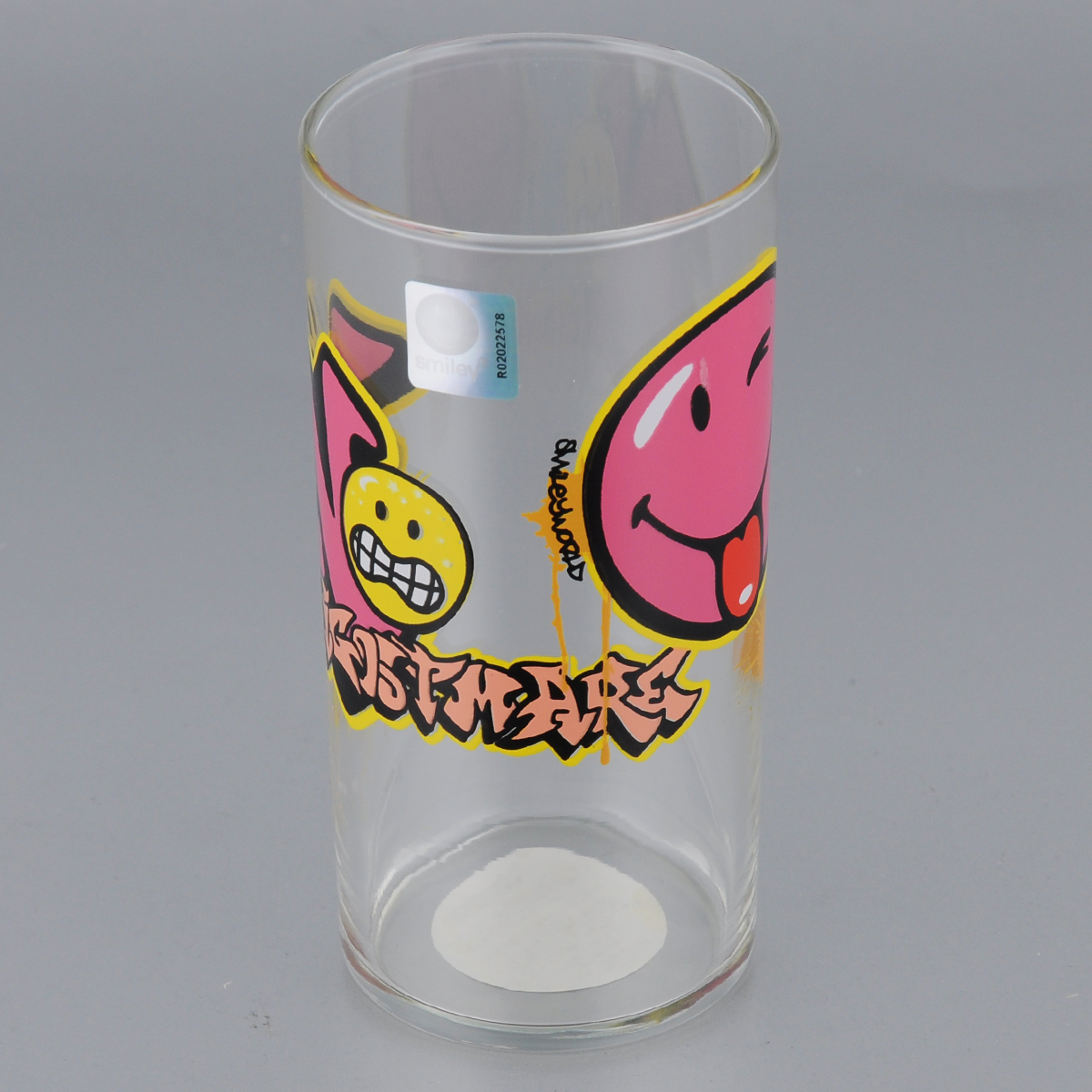 Стакан Luminarc Smiley Graffiti, 270 млJ1003 Стакан Luminarc Smiley Graffiti, 270 млJ1003Стакан Luminarc Smiley Graffiti изготовлен из высококачественного стекла. Такой стакан прекрасно подойдет для горячих и холодных напитков. Он дополнит коллекцию вашей кухонной посуды и будет служить долгие годы. Можно использовать в посудомоечной машине и СВЧ. Диаметр стакана (по верхнему краю): 6 см. Диаметр дна: 5,5 см. Высота: 12,5 см.